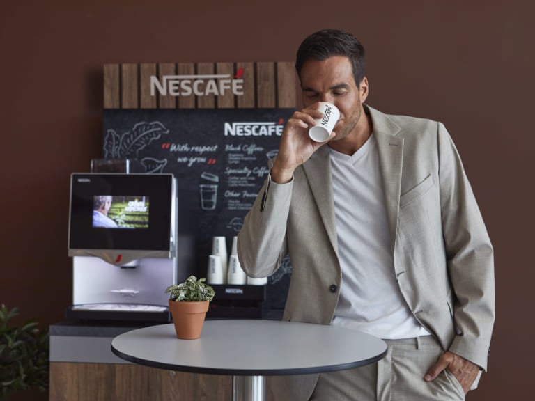 Homem bebendo Nescafé, sabor que impulsiona seu negócio!