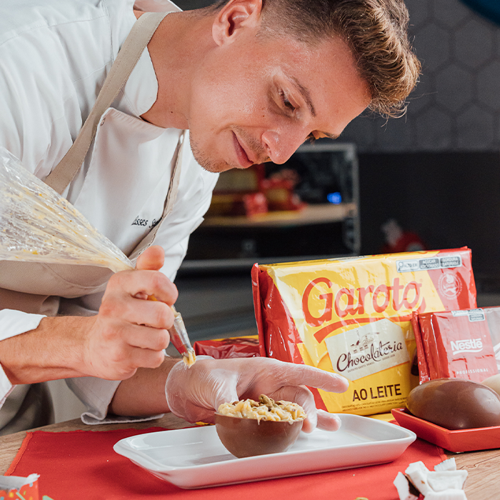Profissional da culinaria utilizando produtos garoto para produção de alimentos