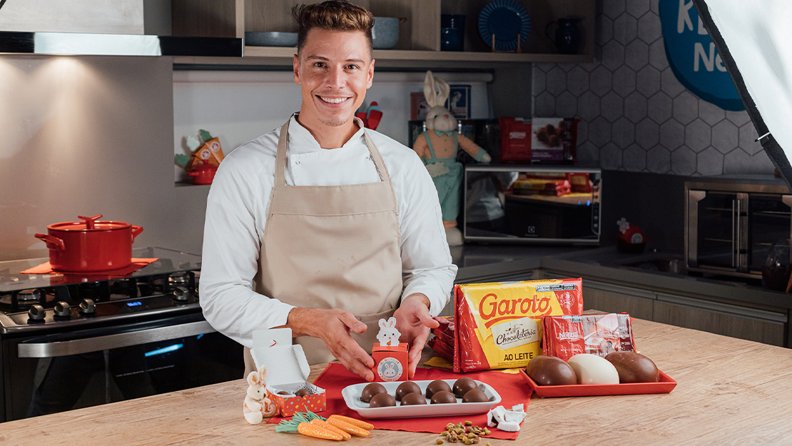 Profissional mostrando as oportunidades para o curso da Nestlé Professional na fabricação de ovos de páscoa.