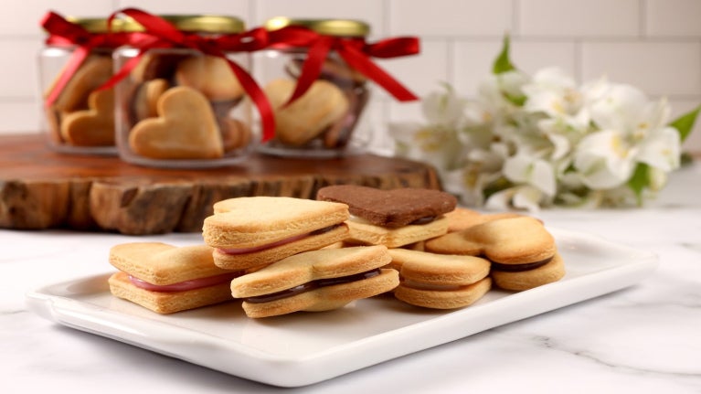 Biscoito de chocolate e nata em forma em forma de coração para presente dia das mães