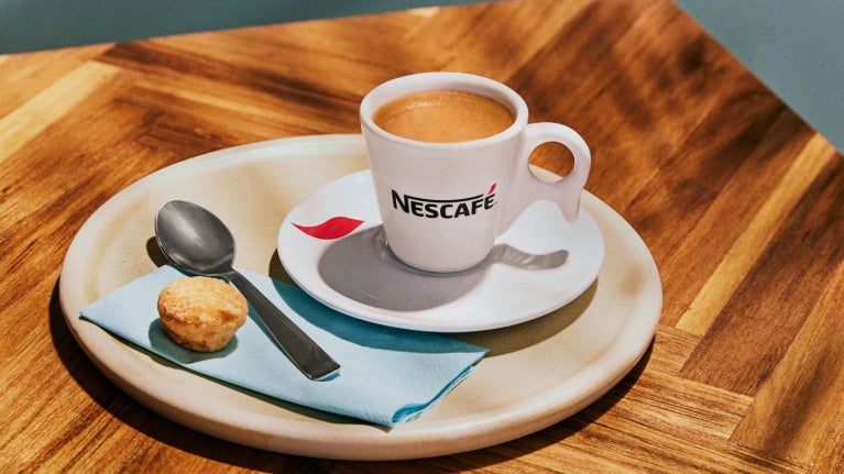 Xícara de café espresso Nescafé com biscoito