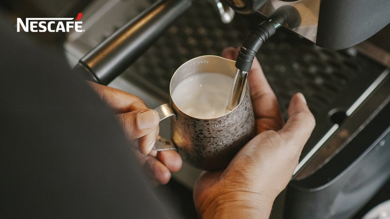 preparo de leite vaporizado em máquina de café