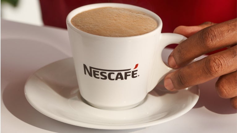 xícara de cappuccino nescafé
