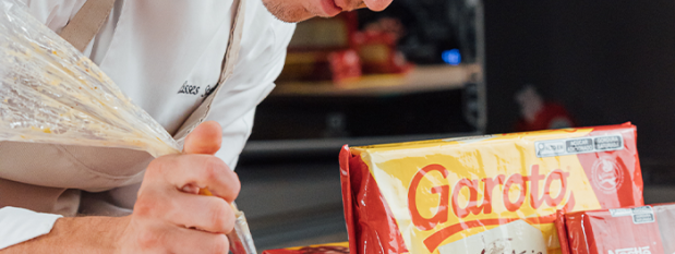 Profissional da culinaria utilizando produtos garoto para produção de alimentos