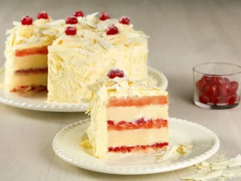 Delicioso bolo floresta branca, com recheio branco para bolo e frutas vermelhas - Nestlé Professional