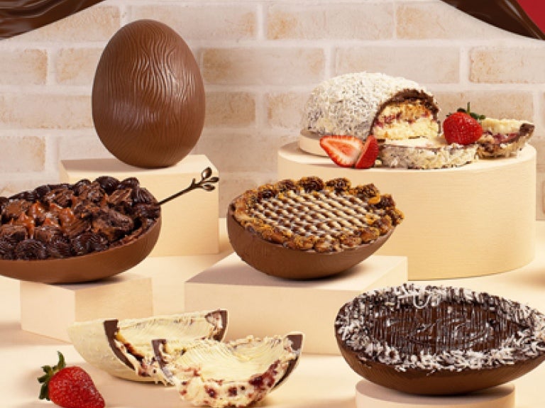 Ovos de páscoa com recheios de chocolate, frutas, leite ninho, chocolate branco.
