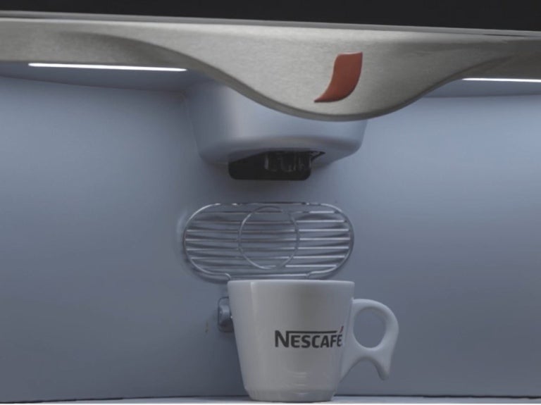 Máquina de café profissional Nescafé sendo utilizada.
