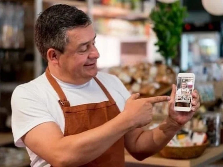 Homem apresentando o programa de Assistência Técnica Nestlé Professional em todo brasil