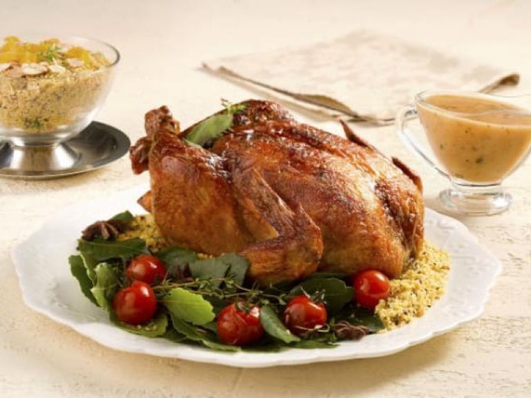 Prato de frango dourado com salada e farofa