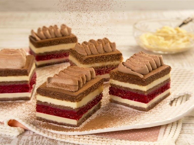 Fatia de bolo de chocolate sendo cortada - Empreendedorismo e Inovação