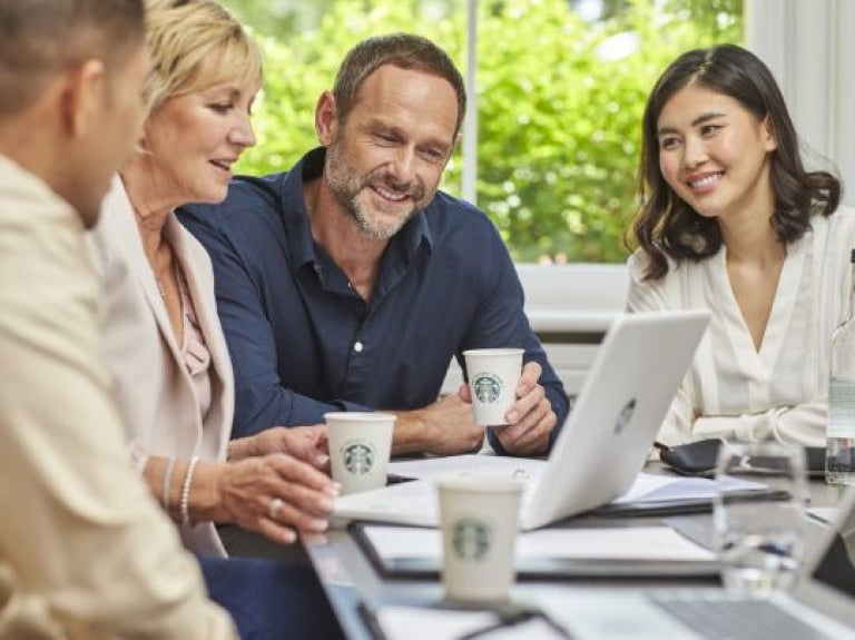 Reunião de trabalho, produtos starbucks na mesa