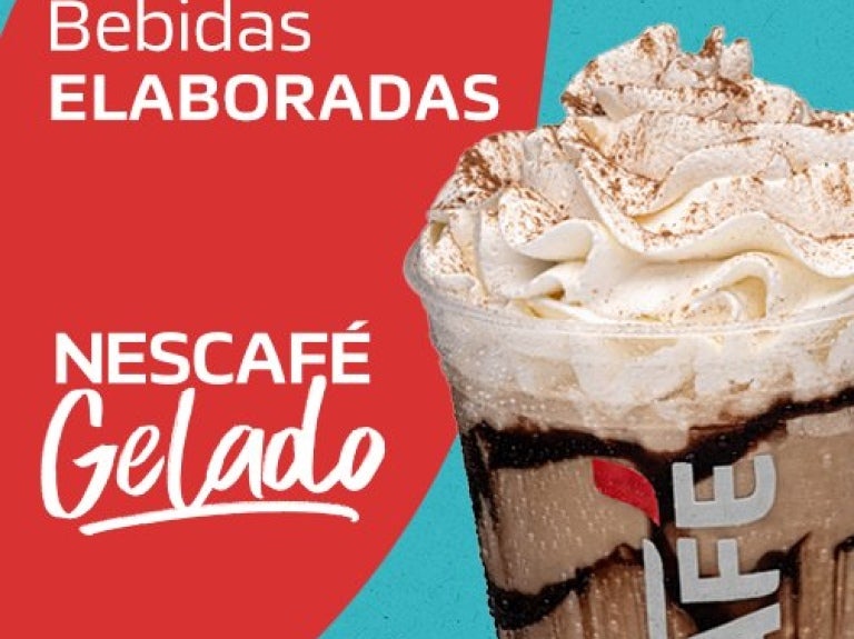 Café gelado Nescafé com chantilly e calda de chocolate; fundo vermelho e azul com texto promocional.