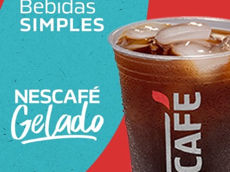 Anúncio do Nescafé Gelado: copo plástico com café gelado e logo Nescafé, fundo azul e vermelho, texto 'Bebidas Simples'.