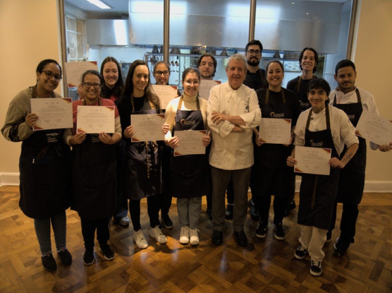 Jovens com seus certificados do curso de culinária Yocuta - Empreendedorismo
