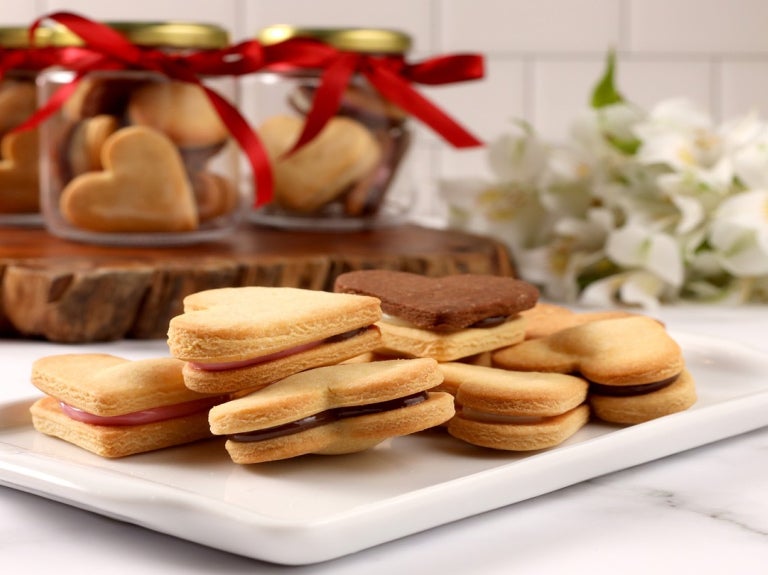 Biscoito de chocolate e nata em forma em forma de coração para presente dia das mães