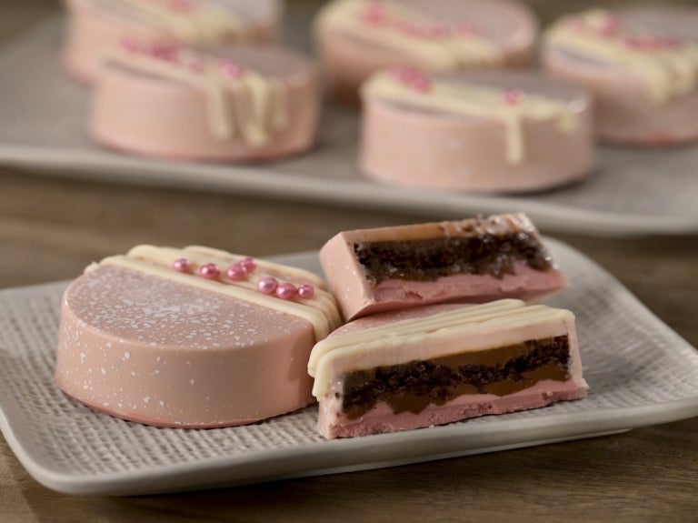 Docinhos de recheio de chocolate, com decoração por fora com chocolate branco e corante rosa