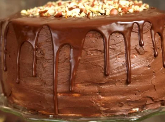 Bolo crocante de chocolate com paçoca