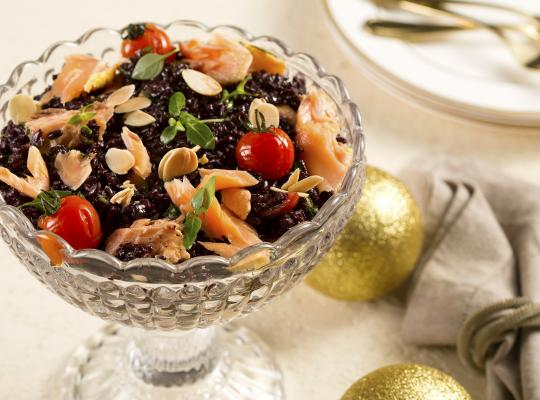 Salada de Arroz Negro e Salmão