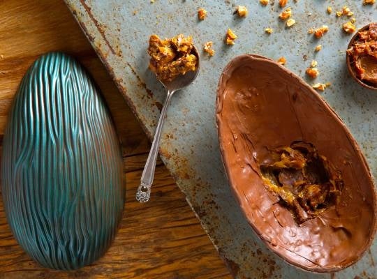 Ovo de Páscoa de Brownie com Caramelo Salgado