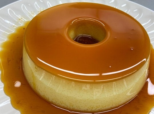 Imagem mostra um pudim de forma tradicional, com aparência brilhante 