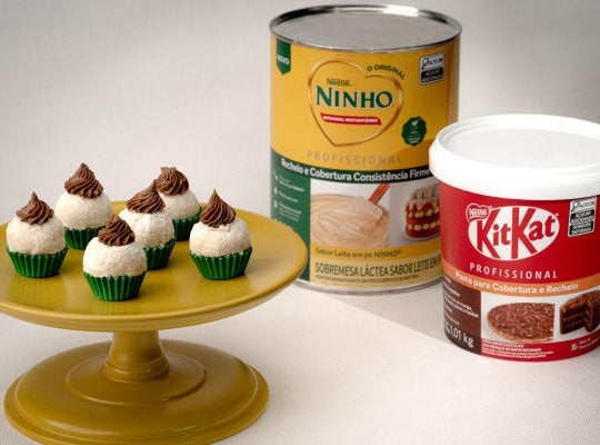 Brigadeiros de ninho recheados com chcolate são expostos ao lado da lata de recheio de e cobertura Ninho e da pasta Kit Kat -