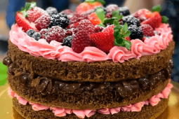Bolo Naked Cake de Frutas Vermelhas Redondo. Feito com génoise de chocolate intercalado com camadas de ganache de chocolate