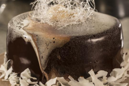 torta de coco com banana caramelada