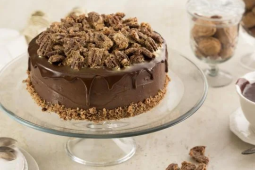 Torta de Chocolate Cremosa com Noz Pecan Caramelizada