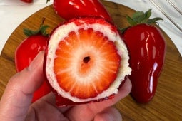 Delicioso morango do amor, com casca crocante e recheio delicioso