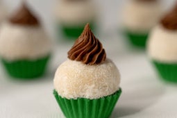 Brigadeiro de Ninho recheado com chocolate alpino - Nestlé Professional