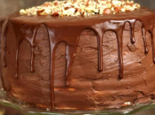 Bolo crocante de chocolate com paçoca