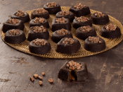 Imagem mostra diversos brownies recheados em uma bandeja sob uma bancada de madeira – Ideias para Páscoa 2024.
