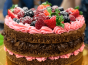Bolo Naked Cake de Frutas Vermelhas Redondo. Feito com génoise de chocolate intercalado com camadas de ganache de chocolate