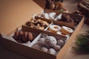 Imagem mostra vários tipos de biscoitos de natal, doces e saborosos em uma caixa.