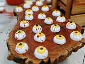 Bombom de caramelo salgado de halloween que parecem olhos de monstros