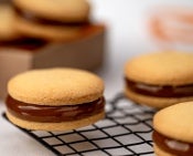 Delicioso Alfajor de Maisena com recheio de brigadeiro