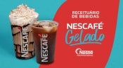 Imagem promocional Nescafé Gelado com duas bebidas em copos transparentes: uma com chantilly e calda de chocolate, outra com