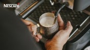 preparo de leite vaporizado em máquina de café