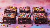 Brownie de chocolate com confeitos coloridos