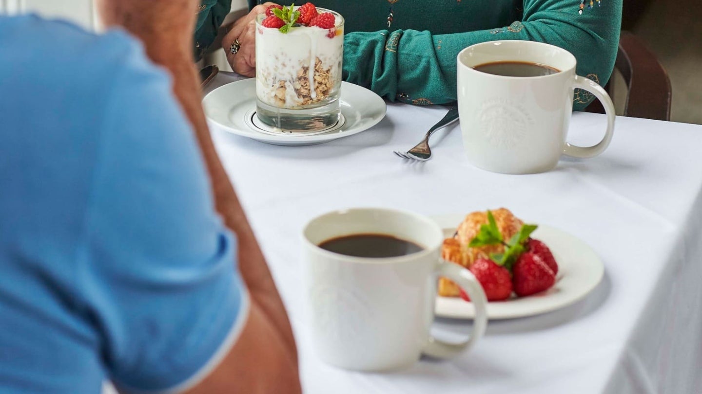 Xícara em frente a mesa com comida