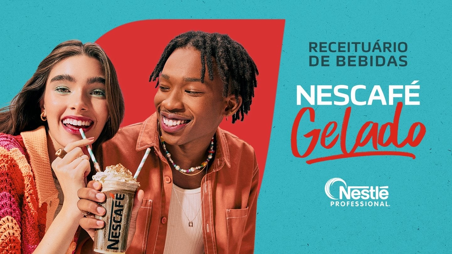 Duas pessoas sorrindo, uma segurando copo de Nescafé Gelado com chantilly e canudo. Fundo azul com detalhe vermelho e texto
