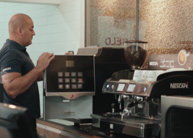 Profissional dando asistência nas máquinas profissionais de café Nescafé