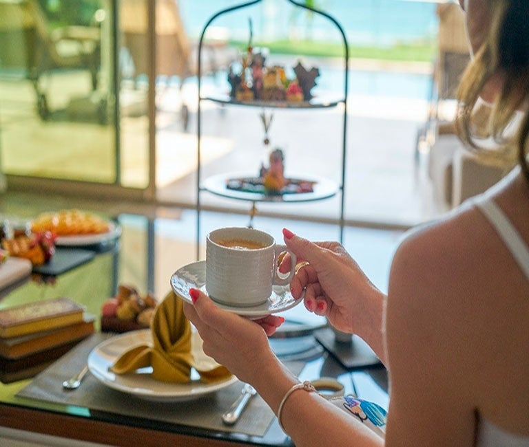 Mulher tomando seu café da manhã. Desperte o sucesso no café da manhã no seu negócio com Nescafé!