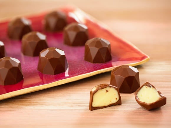 Pequenos bombons de chocolate recheados com creme de leite