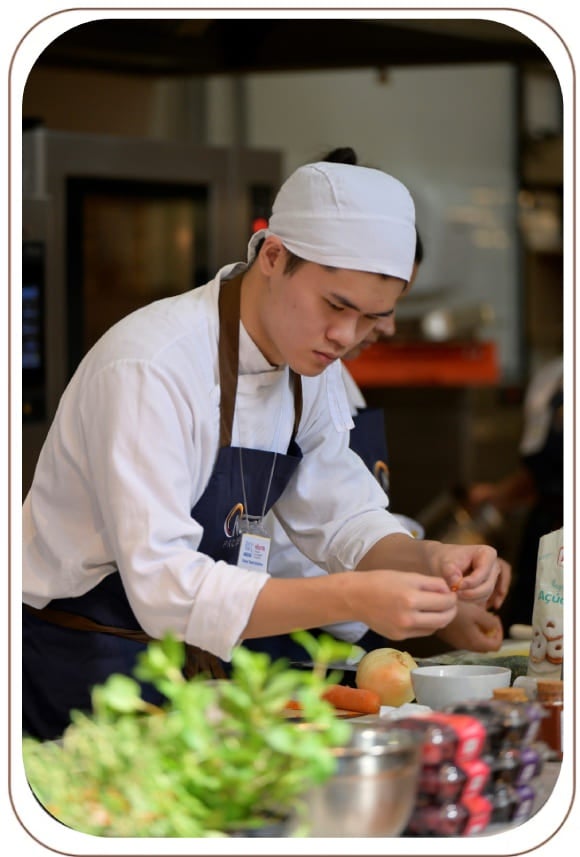 Participante  do programa yocuta montando um delicioso prato de salada