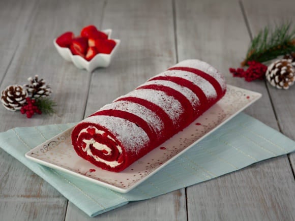 rocanbole doce, com recheio de frutas vermelhas
