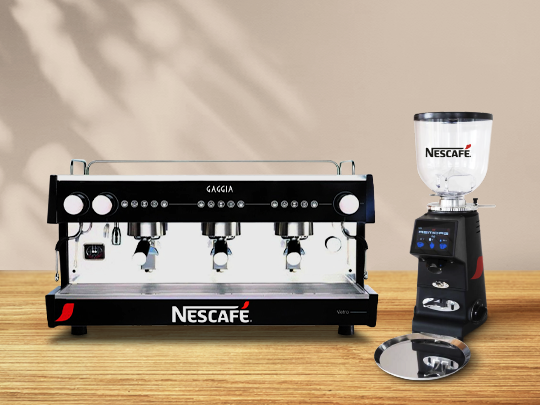 Máquina de café profissional Nescafé de 3 bocas e moedor profissional